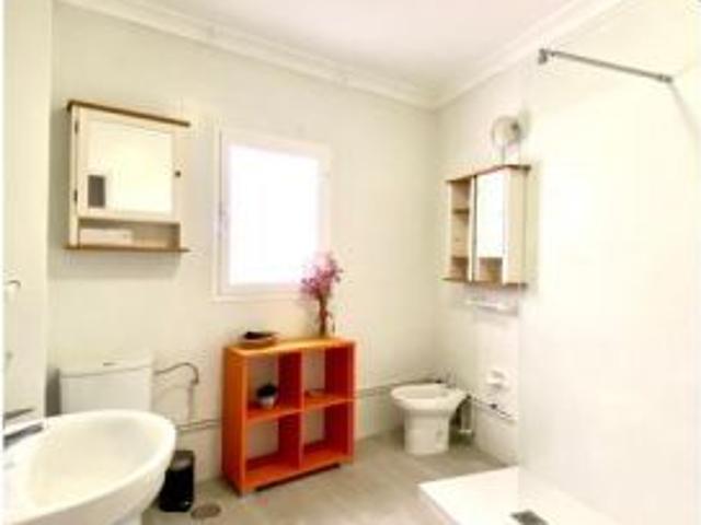 Habitación en piso compartido de 5 habitaciones en alquiler en Castillejos, ideal para profesionales