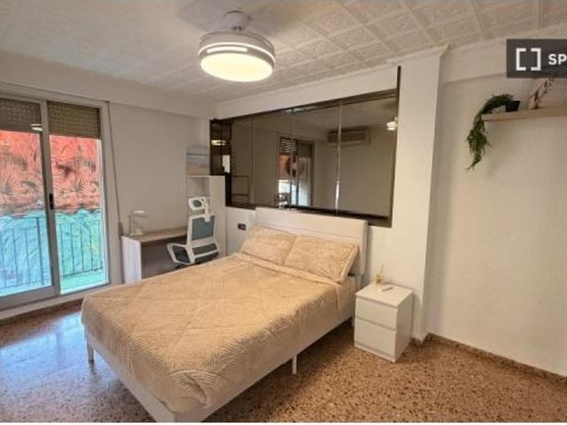 Habitación en piso compartido de 5 habitaciones en alquiler en Ciutat Jardí