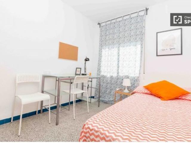Habitación en piso compartido de 5 habitaciones en alquiler en Ciutat Universitária para profesional
