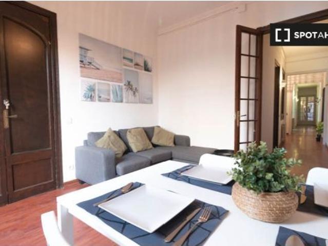 Habitación en piso compartido de 5 habitaciones en alquiler en El Fort Pienc, solo para profesionale
