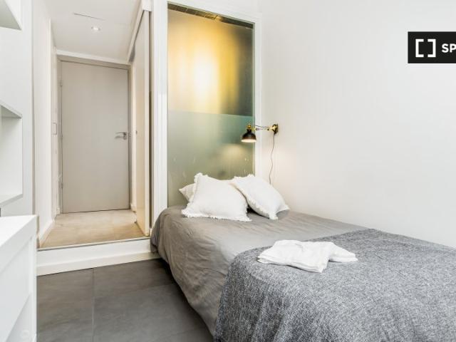 Habitación en piso compartido de 5 habitaciones en alquiler en El Raval