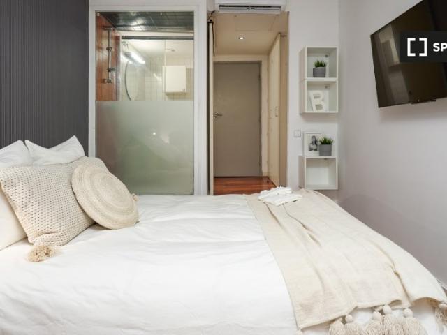 Habitación en piso compartido de 5 habitaciones en alquiler en El Raval