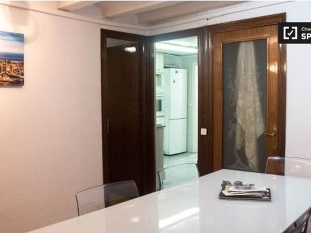 Habitación en piso compartido de 5 habitaciones en alquiler en El Raval