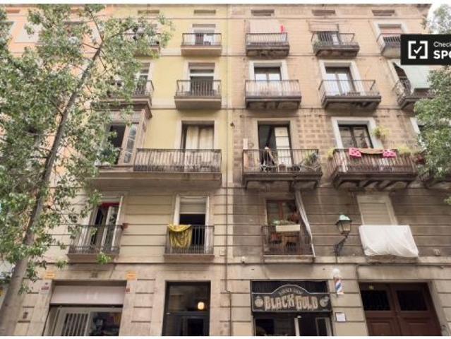 Habitación en piso compartido de 5 habitaciones en alquiler en El Raval, gastos incluidos