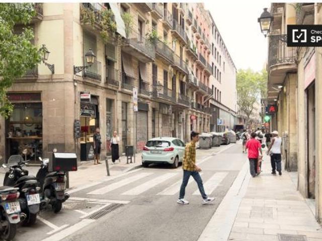 Habitación en piso compartido de 5 habitaciones en alquiler en El Raval, gastos incluidos