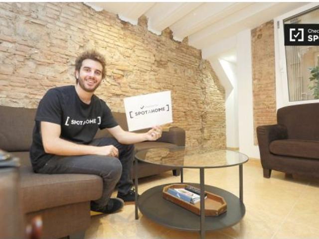 Habitación en piso compartido de 5 habitaciones en alquiler en El Raval, solo estudiantes