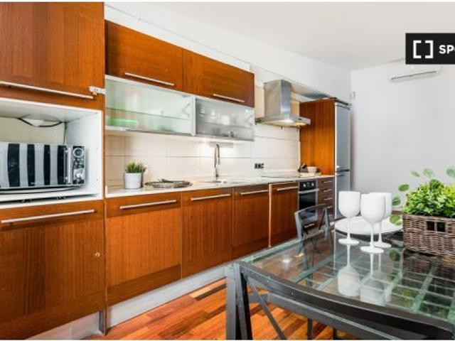Habitación en piso compartido de 5 habitaciones en alquiler en El Raval, solo para profesionales y e