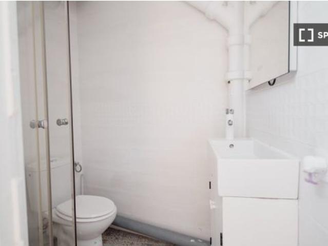 Habitación en piso compartido de 5 habitaciones en alquiler en El Raval, solo para profesionales y e