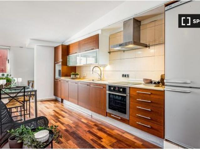 Habitación en piso compartido de 5 habitaciones en alquiler en El Raval, solo para profesionales y e
