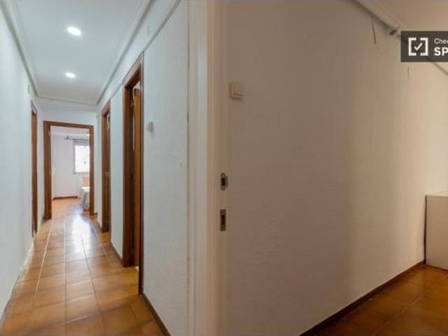 Habitación en piso compartido de 5 habitaciones en alquiler en Els Orriols
