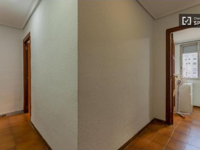 Habitación en piso compartido de 5 habitaciones en alquiler en Els Orriols