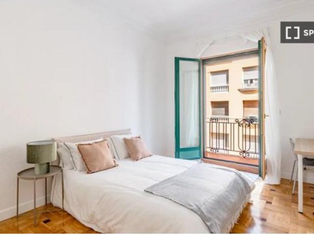 Habitación en piso compartido de 5 habitaciones en alquiler en Gaztambide, Madrid adecuada para estu