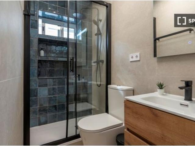 Habitación en piso compartido de 5 habitaciones en alquiler en Justicia, para profesionales y estudi