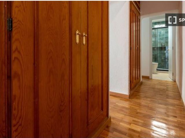 Habitación en piso compartido de 5 habitaciones en alquiler en Justicia, para profesionales y estudi