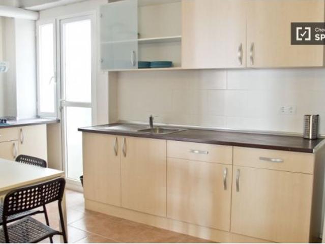 Habitación en piso compartido de 5 habitaciones en alquiler en L' Amistat, se admiten profes