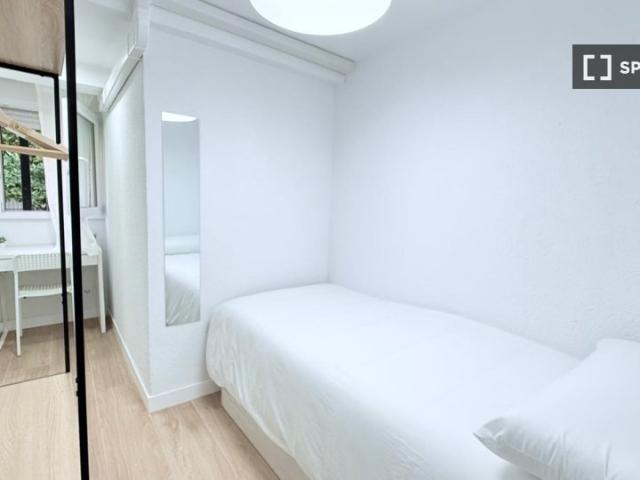 Habitación en piso compartido de 5 habitaciones en alquiler en Madrid