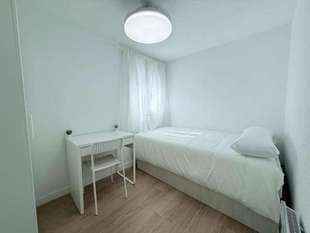Habitación en piso compartido de 5 habitaciones en alquiler en Madrid