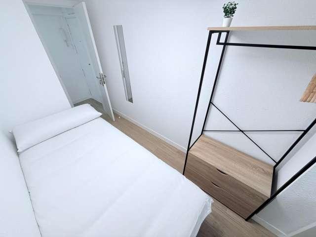 Habitación en piso compartido de 5 habitaciones en alquiler en Madrid