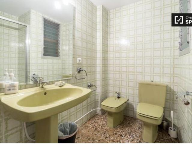 Habitación en piso compartido de 5 habitaciones en alquiler en Mont Olivet