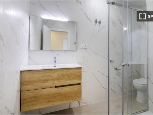 Habitación en piso compartido de 5 habitaciones en alquiler en Mont Olivet
