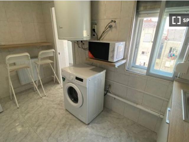 Habitación en piso compartido de 5 habitaciones en alquiler en Moscardó, perfecta para profesionales