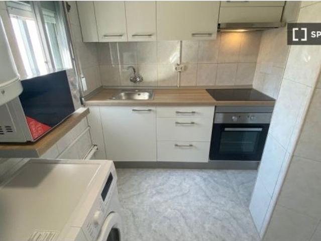 Habitación en piso compartido de 5 habitaciones en alquiler en Moscardó, perfecta para profesionales