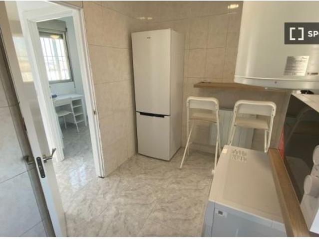 Habitación en piso compartido de 5 habitaciones en alquiler en Moscardó, perfecta para profesionales
