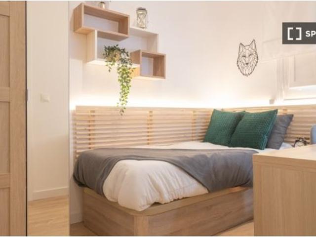 Habitación en piso compartido de 5 habitaciones en alquiler en Niño Jesús, Madrid, solo para profesi