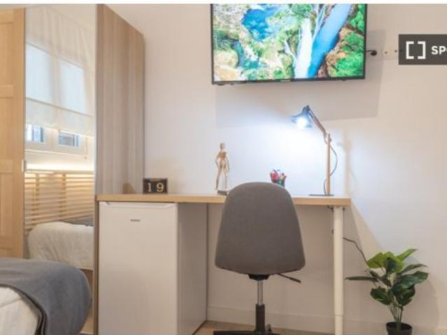 Habitación en piso compartido de 5 habitaciones en alquiler en Niño Jesús, Madrid, solo para profesi
