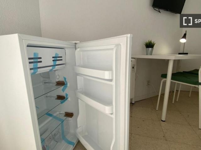 Habitación en piso compartido de 5 habitaciones en alquiler en Numancia, Madrid