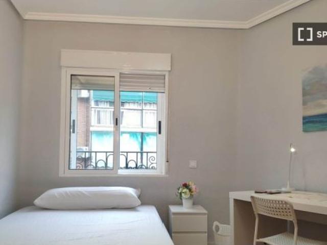 Habitación en piso compartido de 5 habitaciones en alquiler en Numancia, solo para profesionales