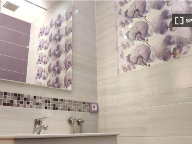 Habitación en piso compartido de 5 habitaciones en alquiler en Numancia, solo para profesionales