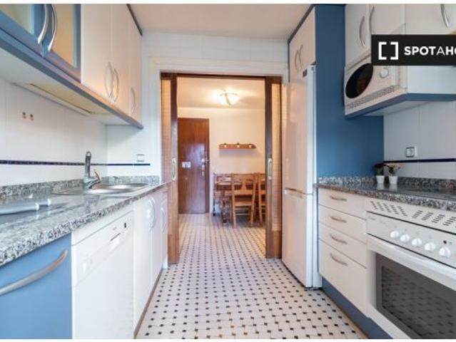 Habitación en piso compartido de 5 habitaciones en alquiler en Pacífico, Madrid, perfecta para profe