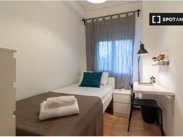 Habitación en piso compartido de 5 habitaciones en alquiler en Pacífico, Madrid, perfecta para profe