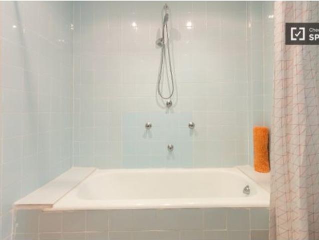 Habitación en piso compartido de 5 habitaciones en alquiler en Patraix, solo para profesionales