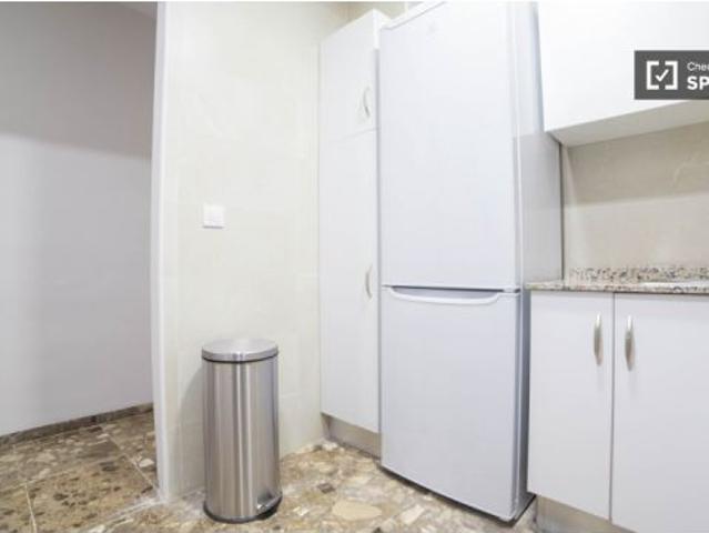 Habitación en piso compartido de 5 habitaciones en alquiler en Russafa exclusivamente para profesion