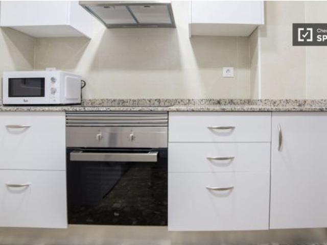 Habitación en piso compartido de 5 habitaciones en alquiler en Russafa exclusivamente para profesion