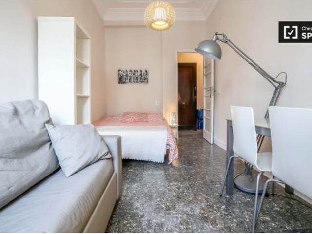 Habitación en piso compartido de 5 habitaciones en alquiler en Russafa, perfecta para estudiantes
