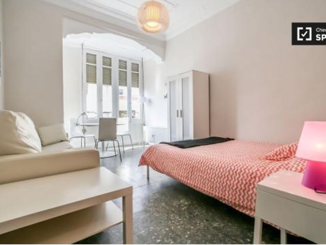 Habitación en piso compartido de 5 habitaciones en alquiler en Russafa, perfecta para estudiantes