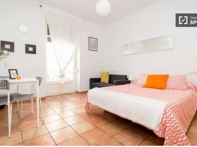 Habitación en piso compartido de 5 habitaciones en alquiler en Russafa, solo para profesionales y es