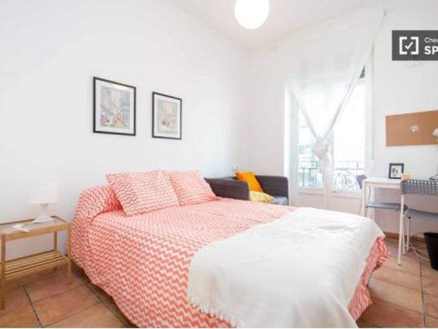 Habitación en piso compartido de 5 habitaciones en alquiler en Russafa, solo para profesionales y es