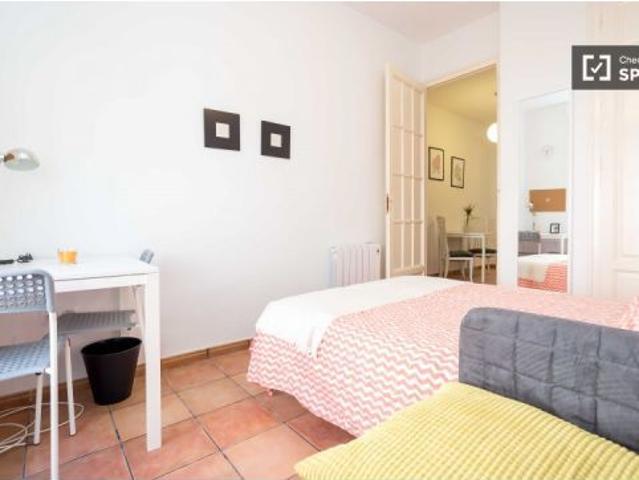 Habitación en piso compartido de 5 habitaciones en alquiler en Russafa, solo para profesionales y es