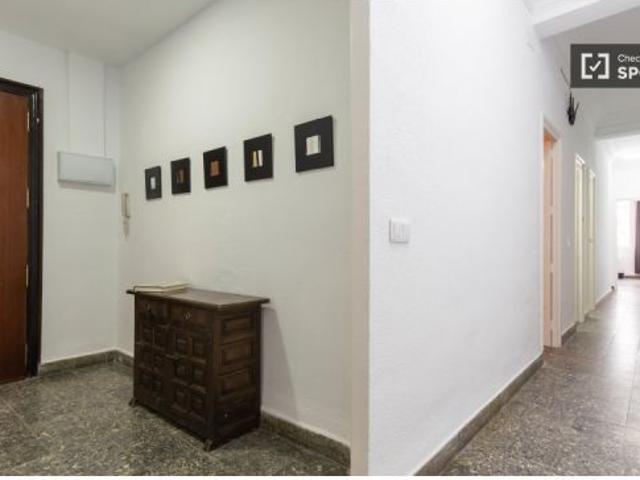 Habitación en piso compartido de 5 habitaciones en alquiler en Russafa, Valencia, ideal para profesi
