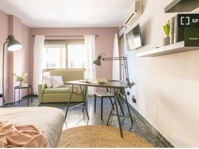 Habitación en piso compartido de 5 habitaciones en alquiler en Russafa
