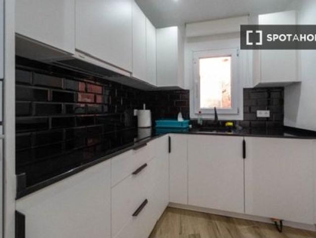 Habitación en piso compartido de 5 habitaciones en alquiler en Sant Adrià de Besòs, solo para profes