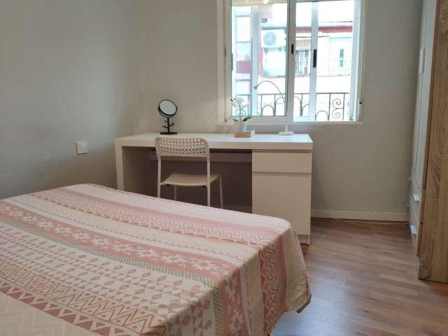 Habitación en piso compartido de 5 habitaciones en alquiler, Numancia