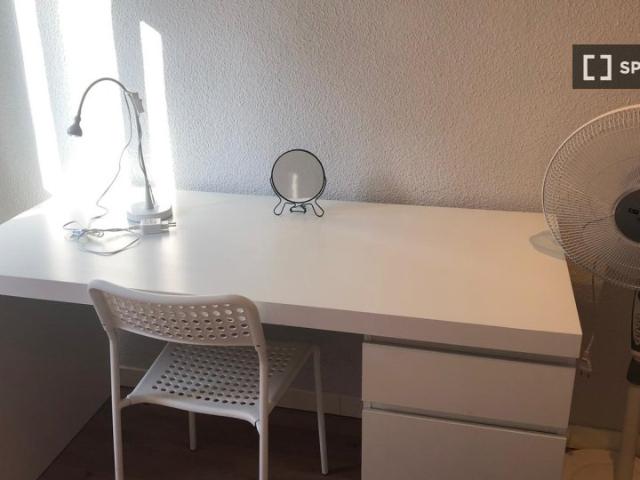 Habitación en piso compartido de 5 habitaciones en alquiler, Numancia