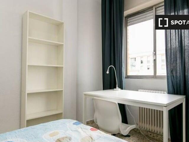 Habitación en piso compartido de 5 habitaciones en Camino de Ronda