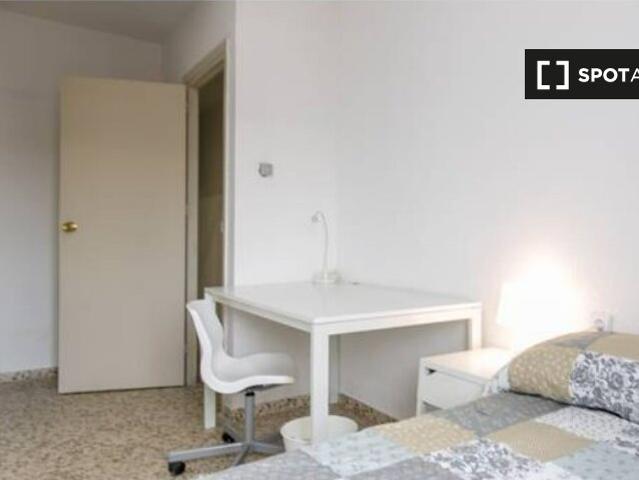 Habitación en piso compartido de 5 habitaciones en Camino de Ronda