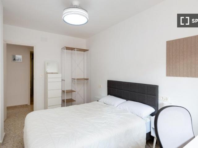Habitación en piso compartido de 5 habitaciones en Cervantes, Granada